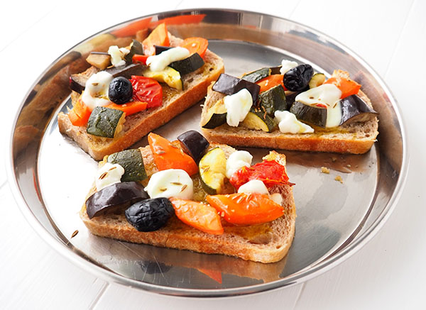 Tartines au four dans un plat de service en inox