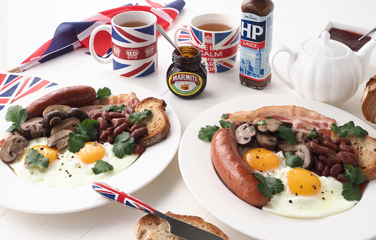 Recette d'un petit déjeuner anglais avec bacon, œufs, saucisse et haricots