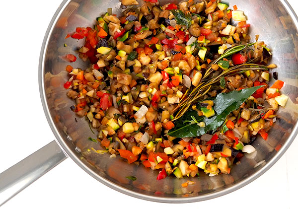 Cubes de légumes cuits dans le wok