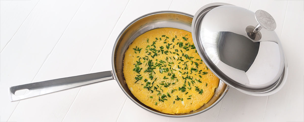 Cette omelette a été cuite dans la poêle en inox 18/10 et son couvercle cloche