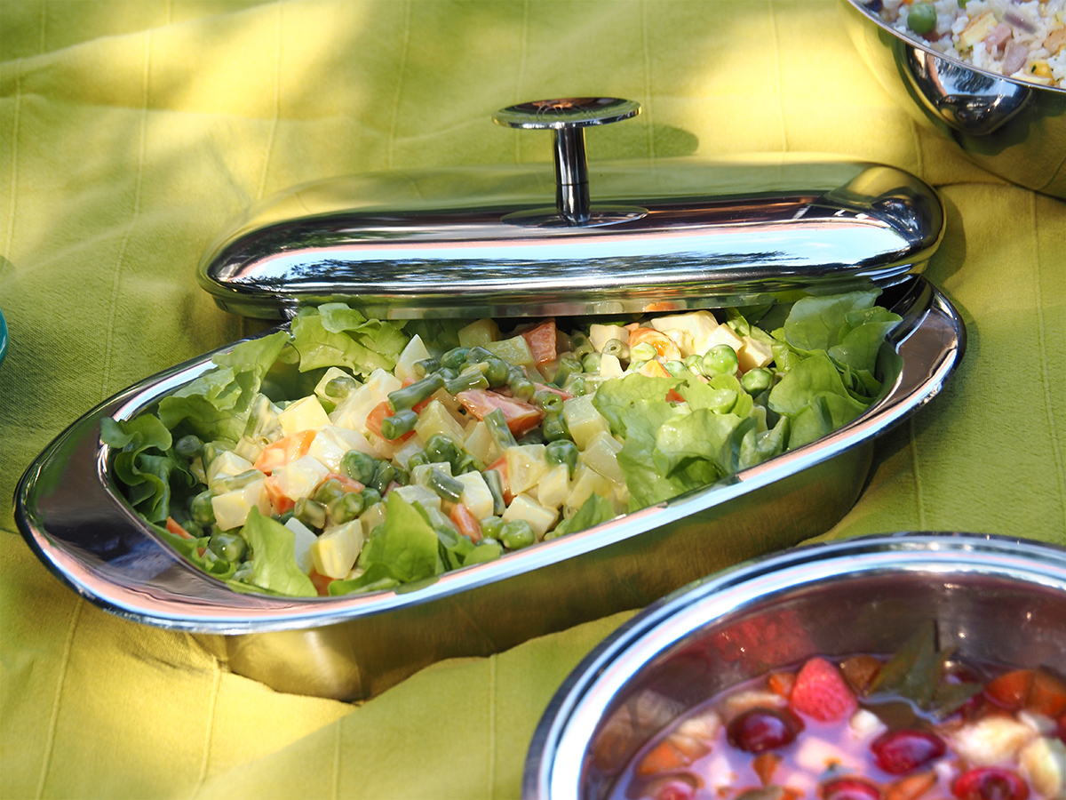 Macédoine de légumes présentée dans le plat à four en inox