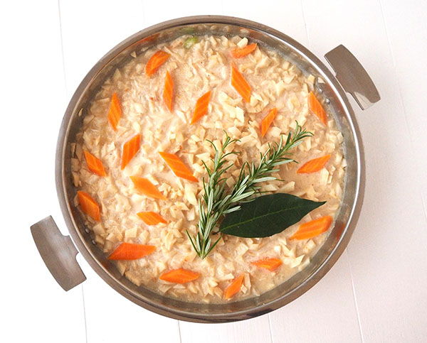 Le risotto au céleri cuit dans la poêle accompagné de carottes